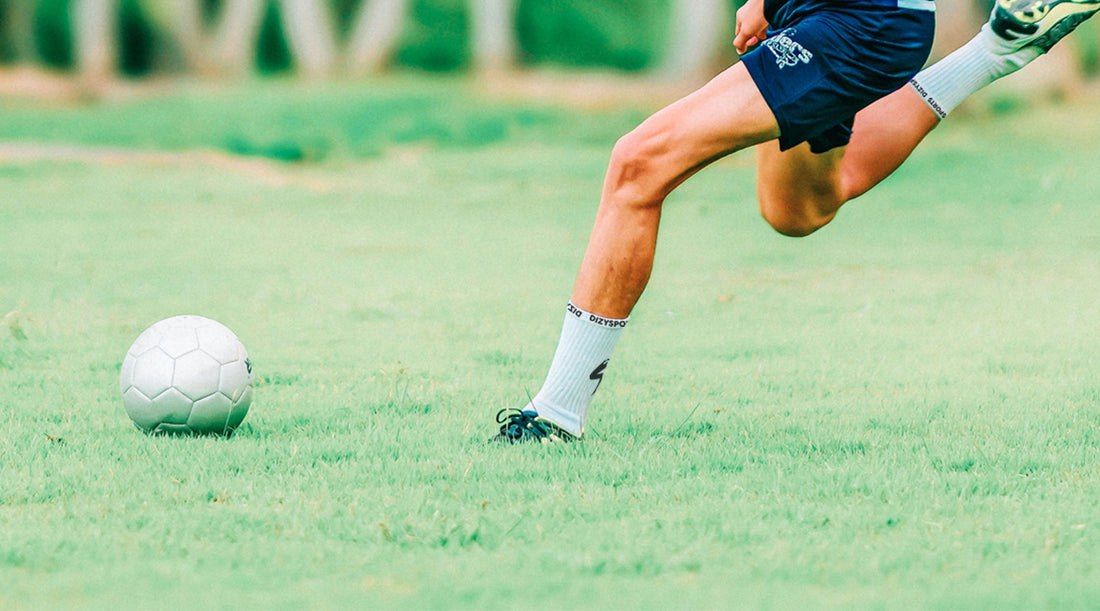 Voetballer met gripsokken